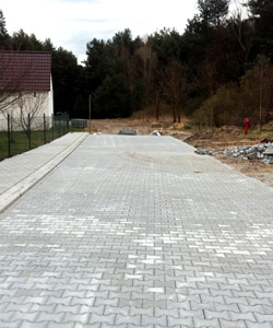 Zdjęcie budowy chodnika przy powiatowej drodze w Bobrowicach