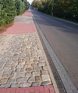 Mozaika z kostki brukowej na chodniku w Chybach