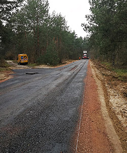 JPG z przebudową drogi - pierwsza warstwa asfaltu