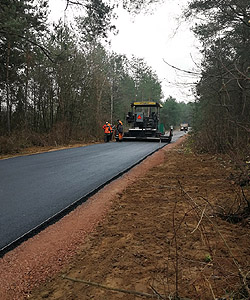 Zdjęcie z wylewania ostatniej warstwy asfaltu pod nowoą drogę