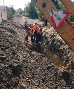 Żyrardów, ulica Jana PAwła II, wykop pod kanalizację